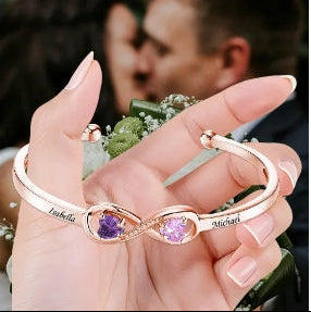 Gepersonaliseerde armband met namen en hartvormige geboortestenen, jubileumcadeau voor haar